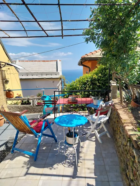 The yellow house overlooking Genova and it's sea - Image 1
