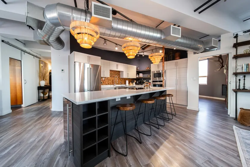 The Loft on Jasper Ave King bed AC & UG Parking - Image 1