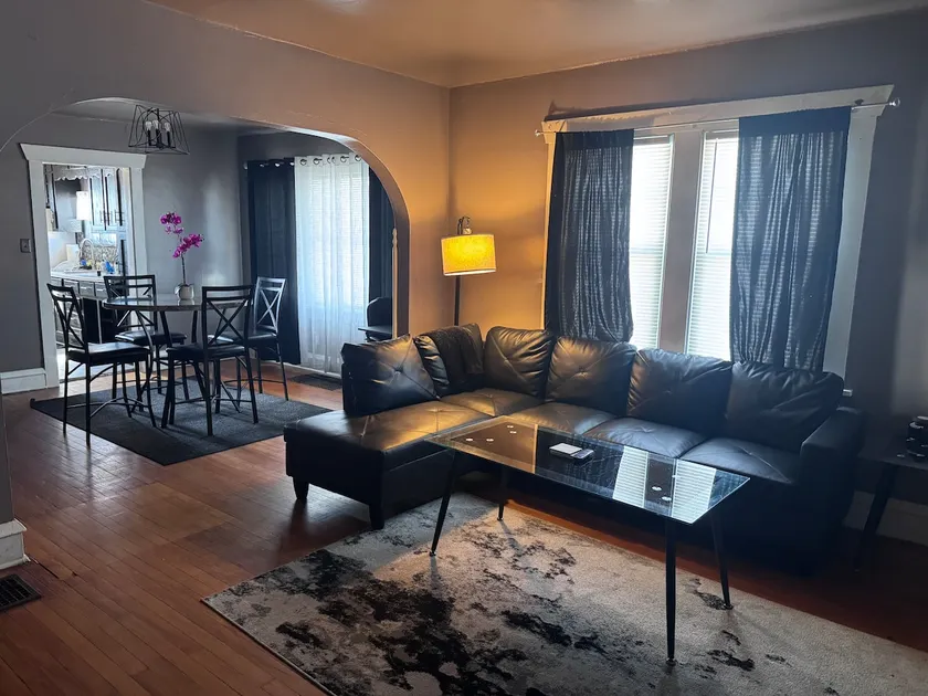 Oasis 2 bdrm apartment with off street parking. - Image 1
