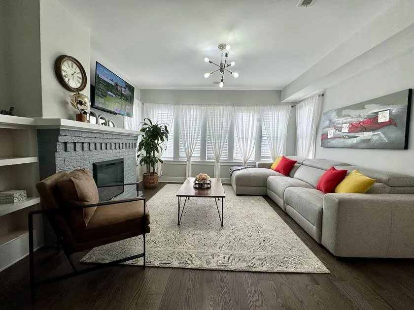 Lovely top floor 2BR/2BA, steps from everything! - Image 1