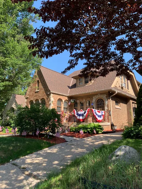 Charming Bungalow Unit Just North of Downtown Milw - Image 1