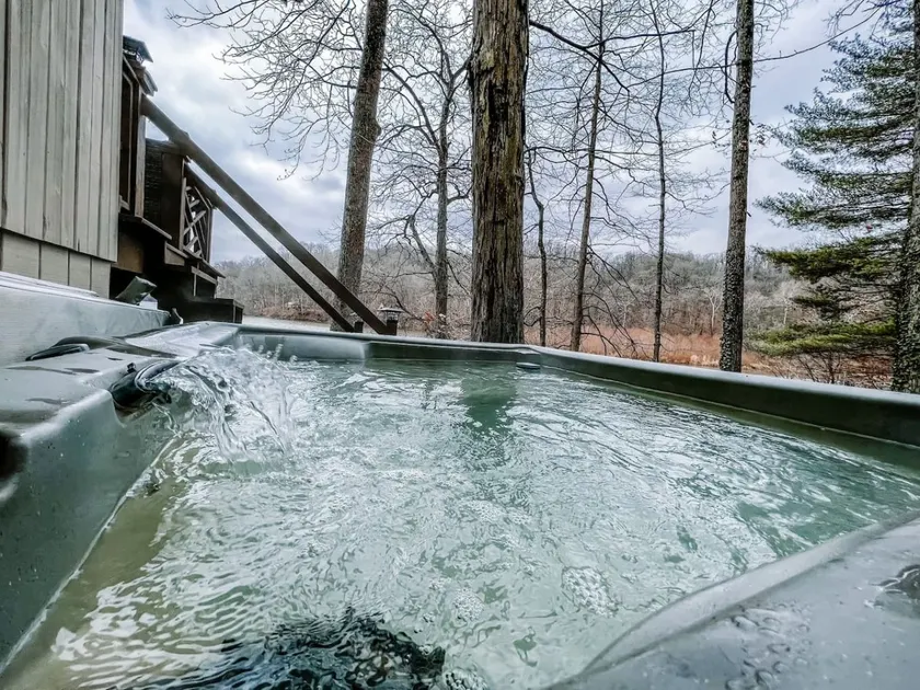 Lakefront Hot tub Amazing Views 35 min to Indy - Image 1