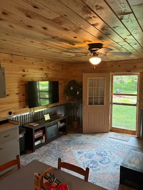 Holler Hut - Image 1