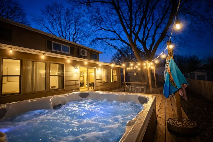 Brady Haus • Hot Tub • King Beds • Near Mall & I29 - Image 1