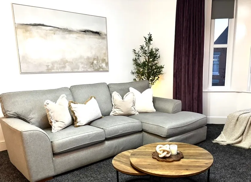 3-Bed Sleeps 6 | Parking | 10 min Leeds| M62/M1 - Image 1