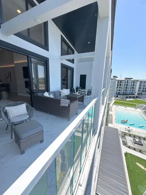 Highly-Upgraded Topsider 3-Suite Walk-In Unit Nearby Elevator 36-48' Boat Slips! - Image 1
