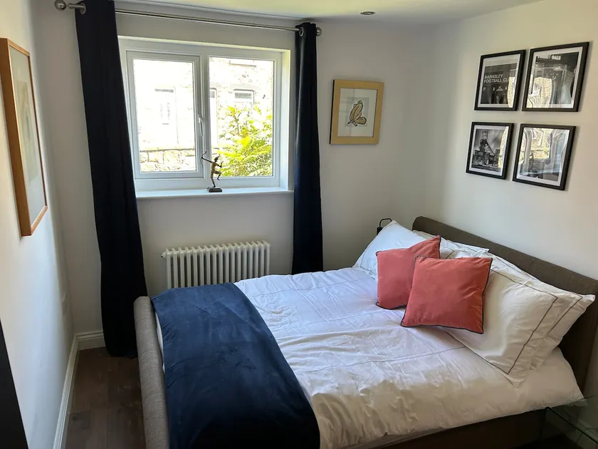 Best rated in Barnsley! Stunning modern apartment. - Image 1