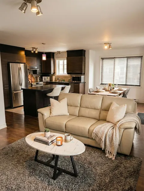 Modern 1BR w/ Whirlpool Bath | Free Parking | YUL - Image 1
