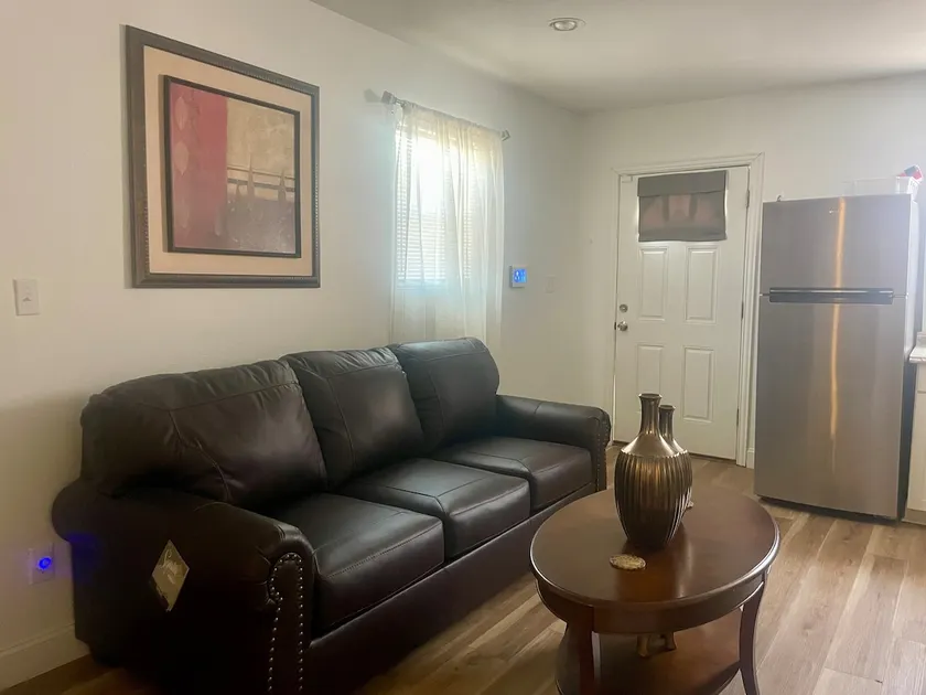 Cozy/Quiet Two-bedroom Small House - Image 1