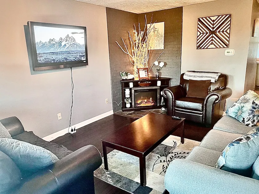 New! Ideal location! Walk to Town! Family Fun! Mountain/Park Views! Pet Friendly - Image 1