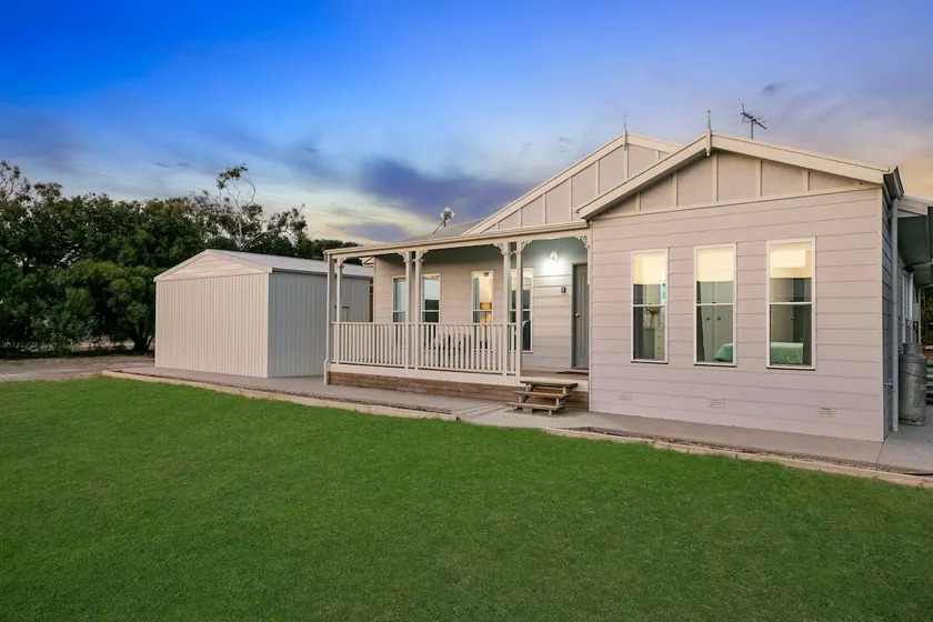 CandE on Samphire Spacious 4-bedroom home! - Image 1