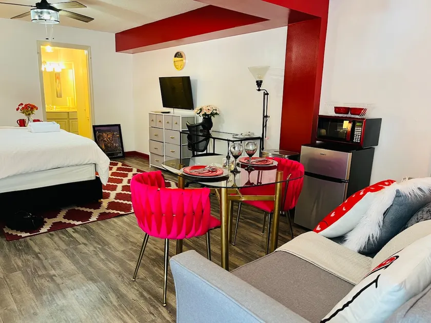 Romantic Roomw/ JetTub •HeartOfTupelo Condo3Guests - Image 1