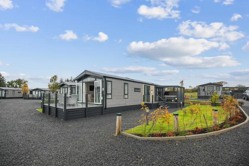 Lakeside Luxury Lodge 7 with Hot Tub - Image 1
