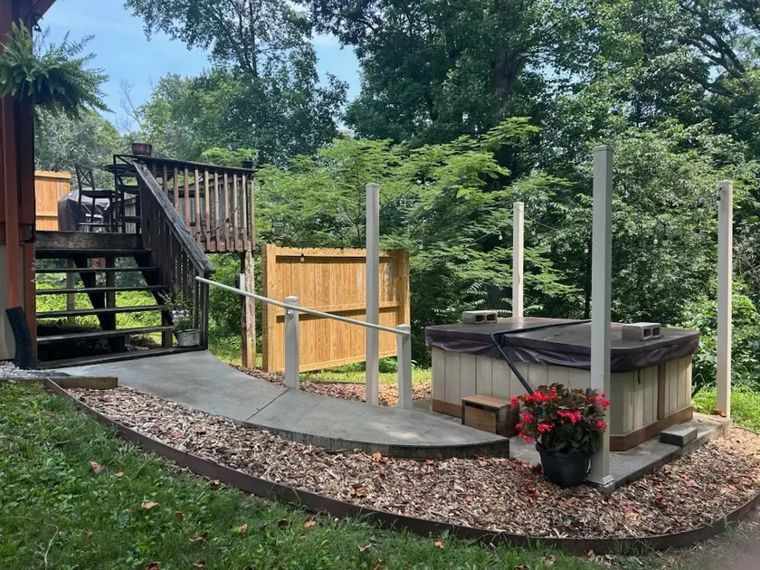 River views, HOT TUB, firepit, Near Buc-ee’s &I81! - Image 1