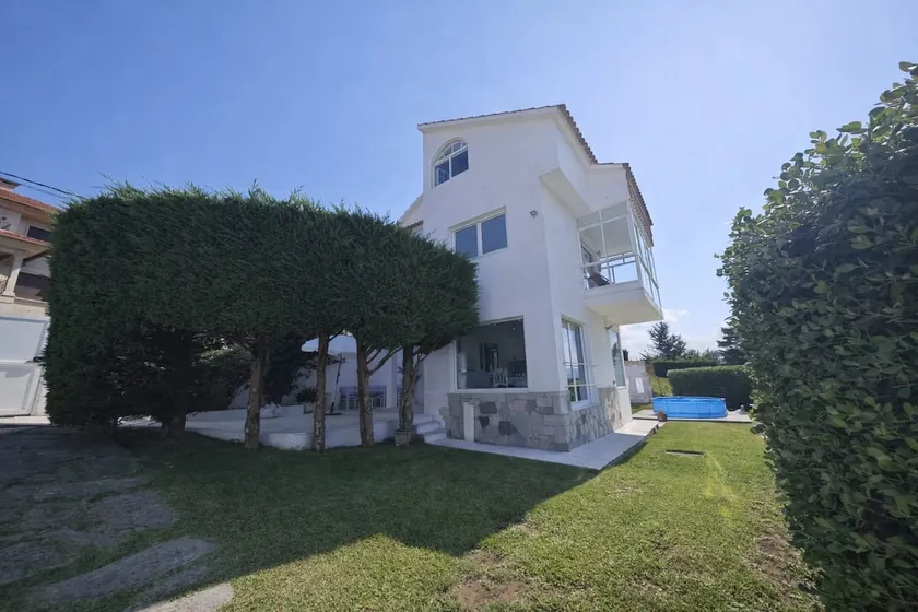Monteferro, Nigrán, villa with estate - Image 1