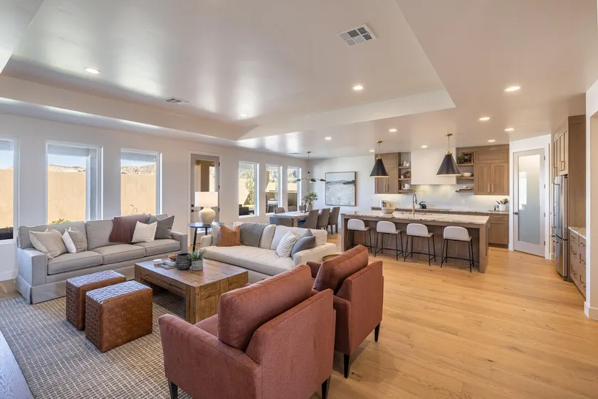 Spacious 4BR Sleeps 10 - w/Firepit, Near Clubhouse - Image 1