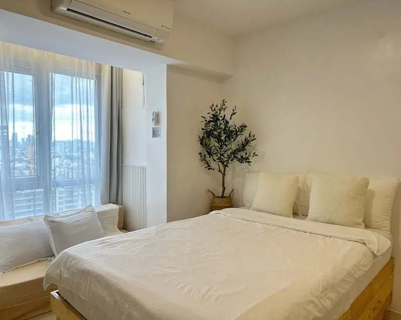 Minimalist Timog / Diliman +Pool Access + Near MRT - Image 1