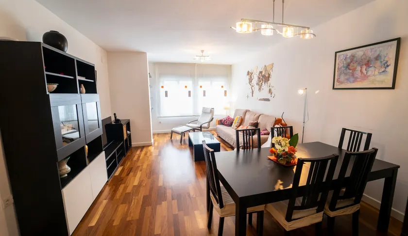 Mike’s City-Centre Apartment with Parking & Pool - Image 1