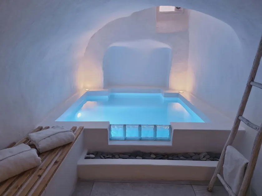 Charming suite with private hot tub - Image 1