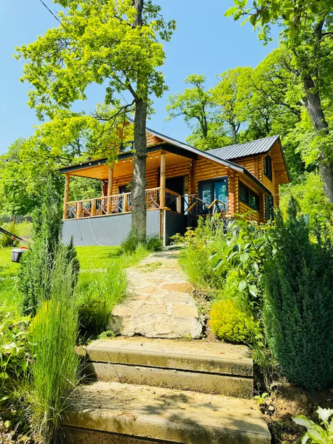 A cozy house in Kikiti with a fireplace and a beautiful yard. - Image 1