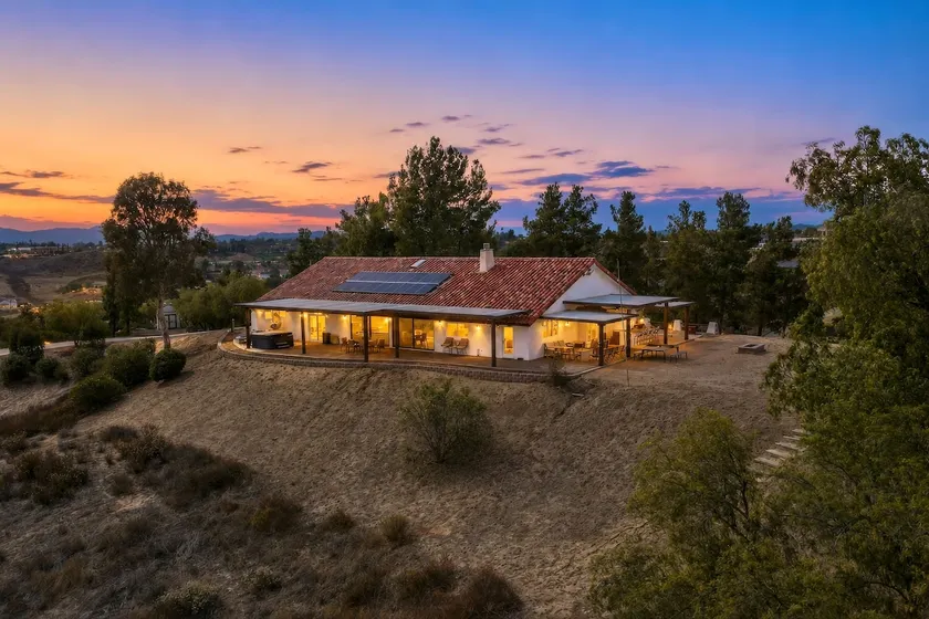 Winery Getaway with Spa and Amazing Hilltop View - Image 1