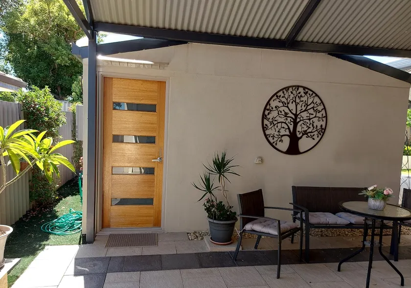 Separate 1-bedroom guest house with free parking - Image 1