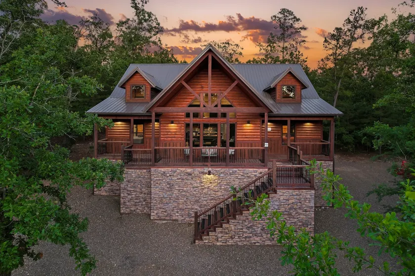 3 King Suites, Hot Tub, Firepit, Playset, Dogs OK - Image 1
