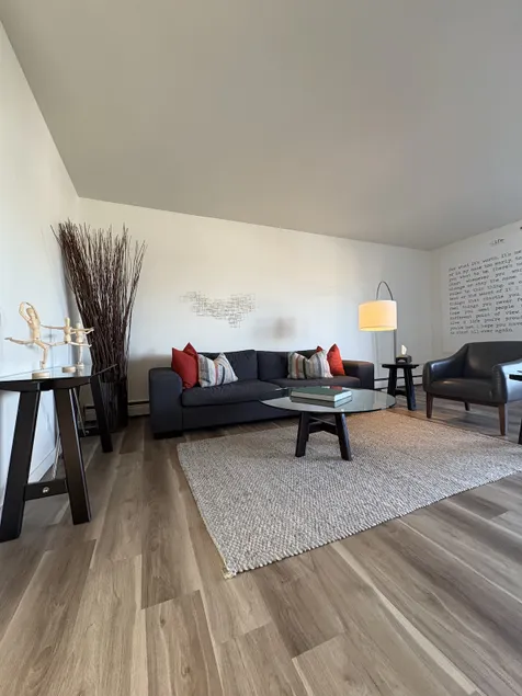 Meet Olive ~ Spacious Living with King-Sized Beds! - Image 1