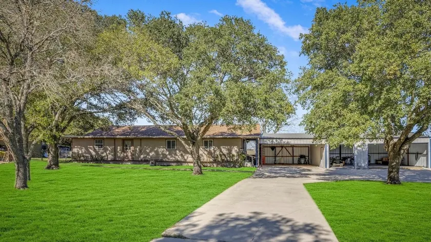 Schertz Country Farmhouse on 1 acre with Gameroom - Image 1