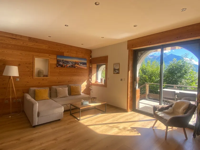 Luxury apartment with stunning views and garden - Image 1