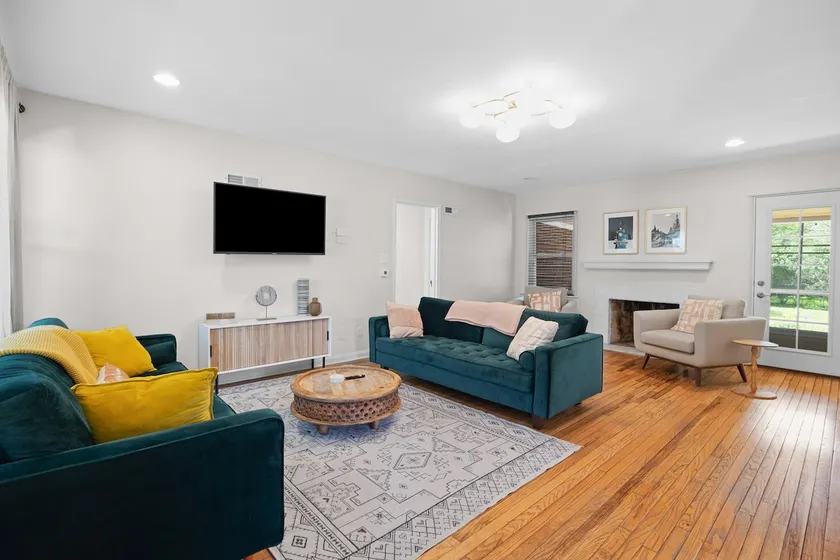 Bright 3-bedroom bungalow 1.3 miles from Ross-Ade - Image 1