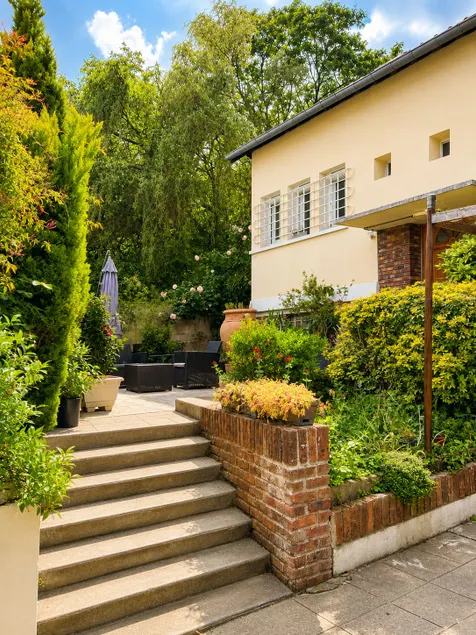 Modern house with A/C, garden, parking, 20 min to Paris - Image 1