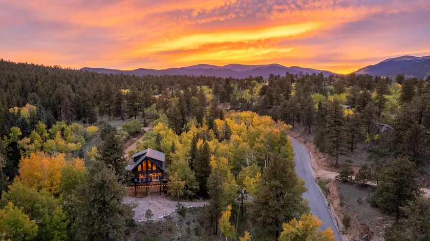 Bailey Bear Haus ~ Cozy Log Cabin + Hot Tub - Image 1