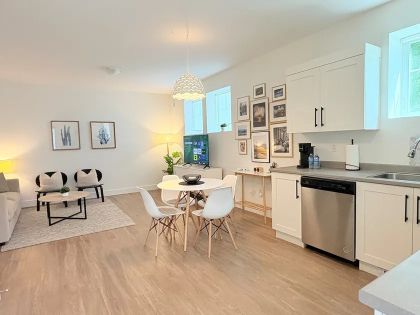 Bright Spacious King Suite|Fast Wifi| Free Parking - Image 1
