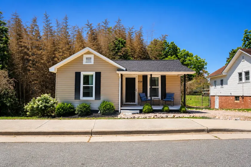 Cozy Two Bedroom Bungalow- <br>In walking distance to a great time - Image 1
