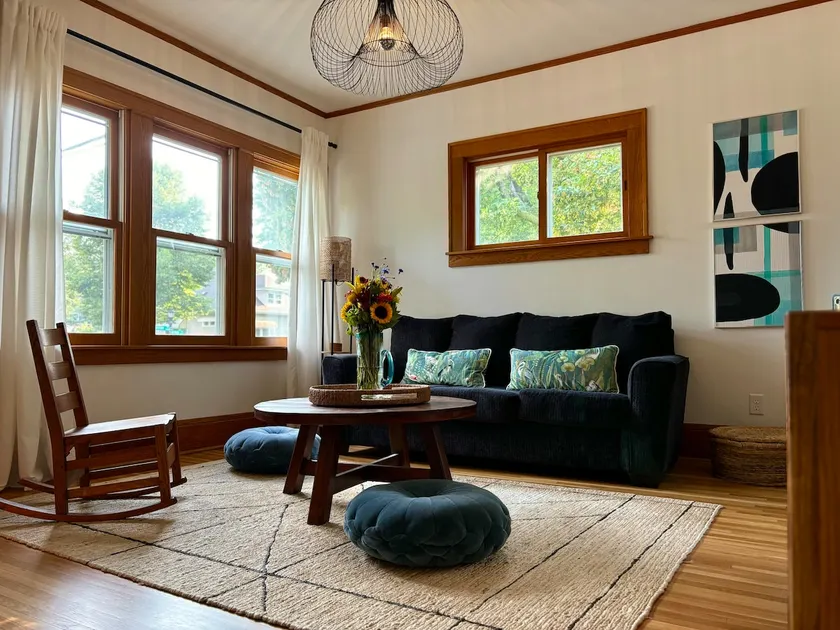 Entire 2 Bedroom Cottage Near Downtown St. Paul - Image 1