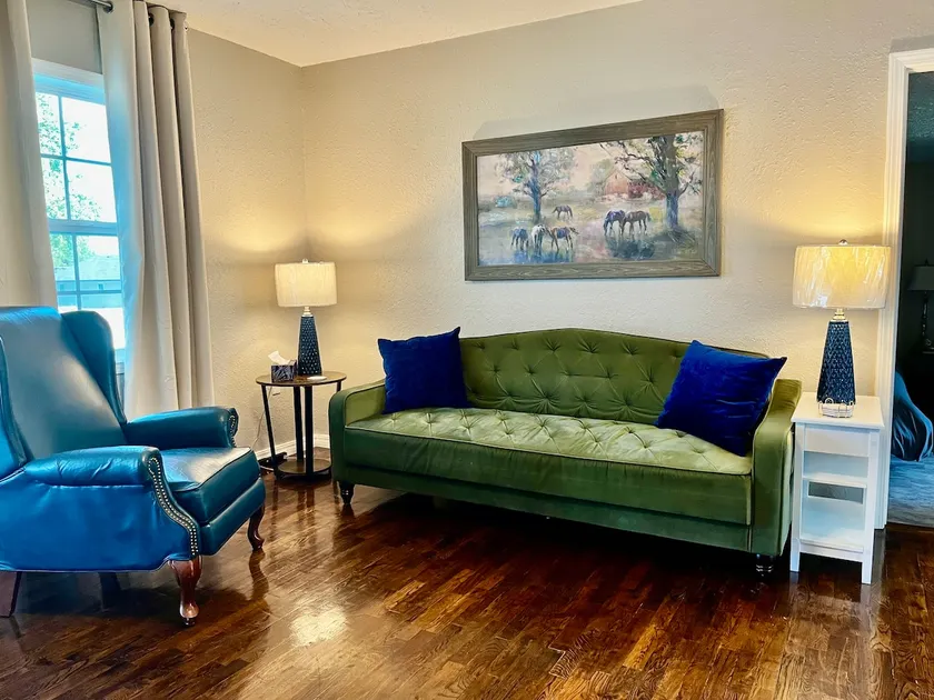 Paden-3 bedrm, 1 King, sleeps 6. Parking galore. - Image 1