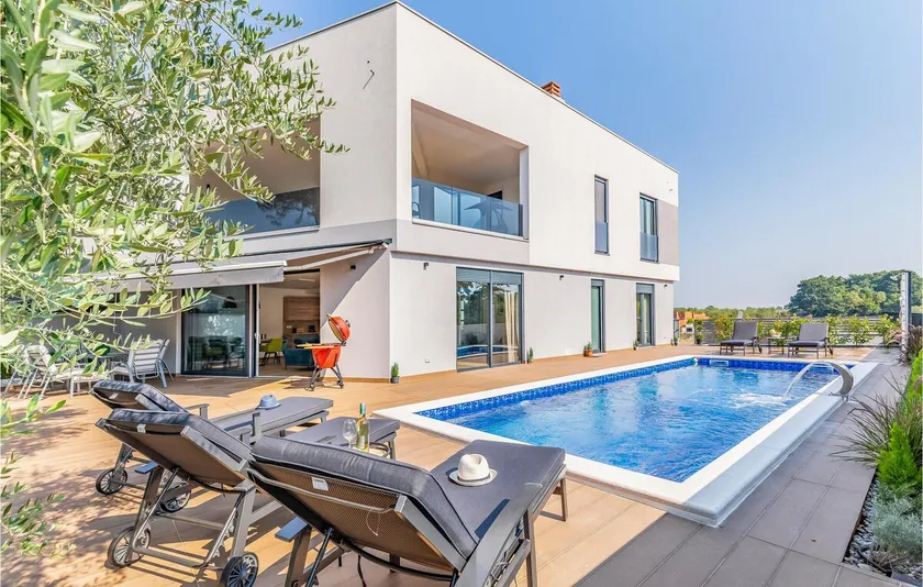Gorgeous home in Porec - Image 1
