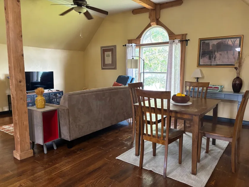 Spacious Country Apartment with Modern Amenities - Image 1