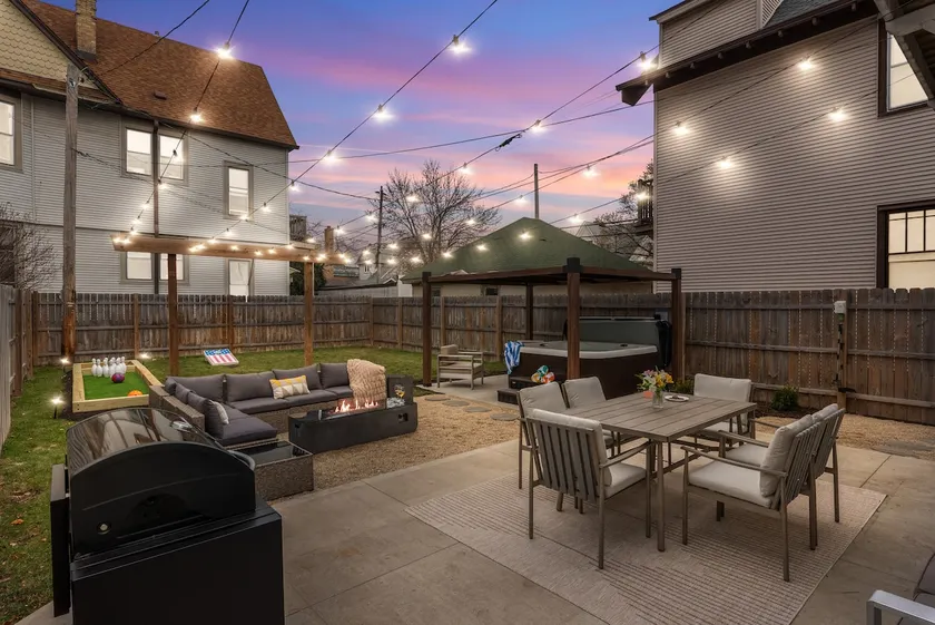 Belleview House: Hot Tub, Backyard, Fire Table - Image 1