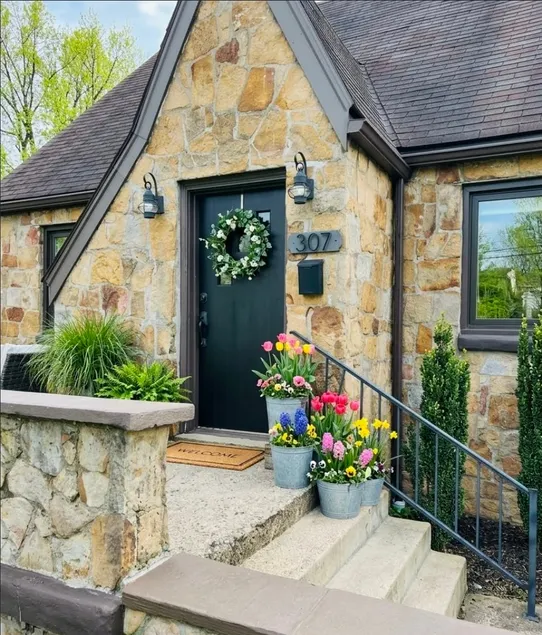 Stylish 3 bedroom stone house with great location - Image 1