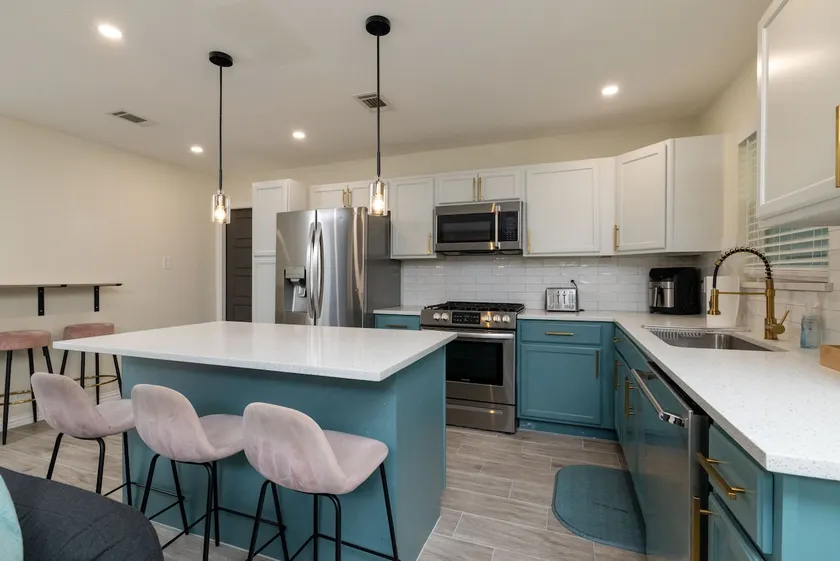 Walk to Marina Park - Sleeps 8 - Near Stockyard - Image 1