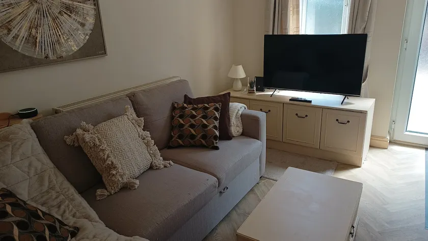 Flat-upto 4 people EV+Parking. dog secure garden - Image 1