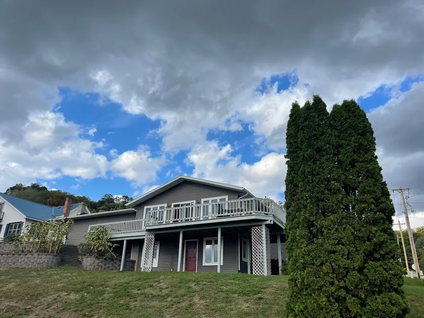 A fully remodeled home overlooking Mississippi River in a charming river town! - Image 1