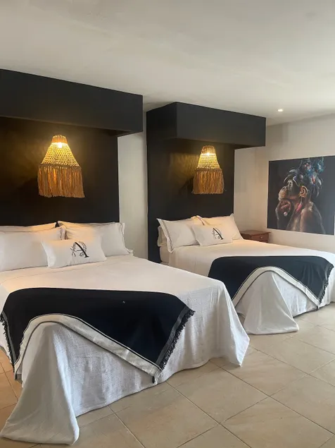 Anteros alluring suite, right to the water - Image 1