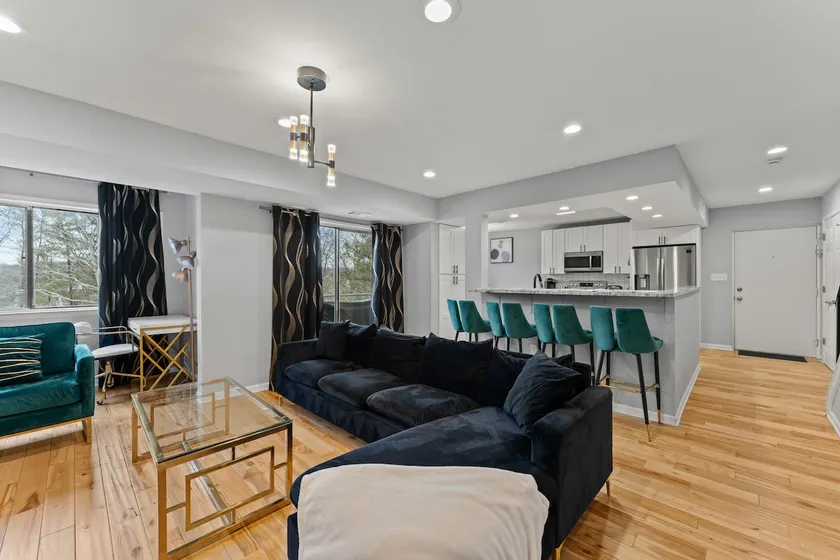 Beautiful 2 bedroom, 2-story condo - Image 1