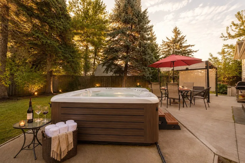Niagara Farmhouse Retreat | Hot Tub - Arcade - Image 1