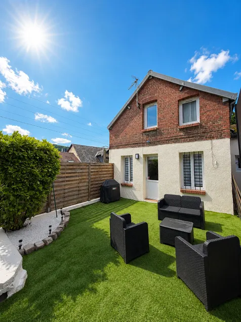 House with private garden & free parking - Image 1