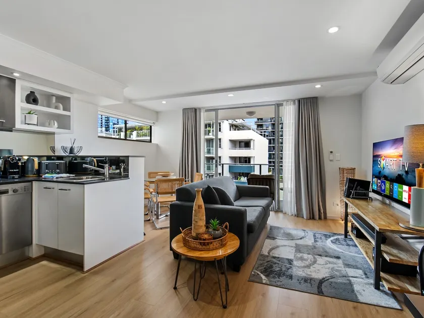 Chic 2-Bed Apartment  5 minutes walk to QPAC - Image 1