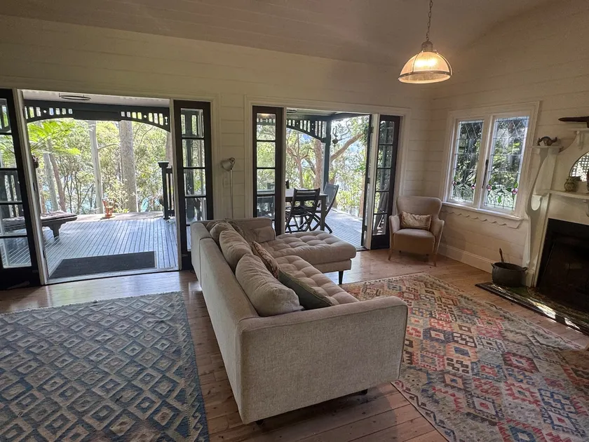 Waterfront cottage & boat within national park - Image 1